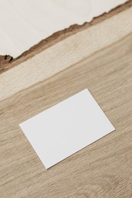 Manos tomando medidas de un saco sobre mesa de madera con cinta métrica